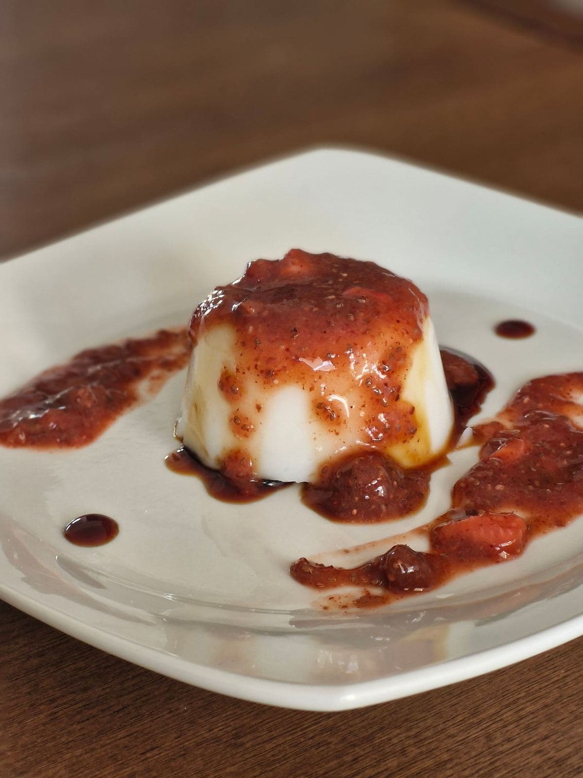 Qulupnayli panna-kotta: vanilli qaymoq, yangi qulupnay, yalpiz