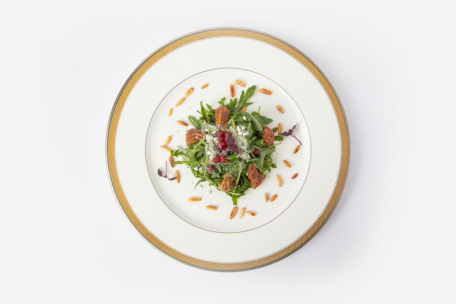 Mol goʻshtli iliq salat: rostbif, rukkola, qizil piyoz, kunjutli sous